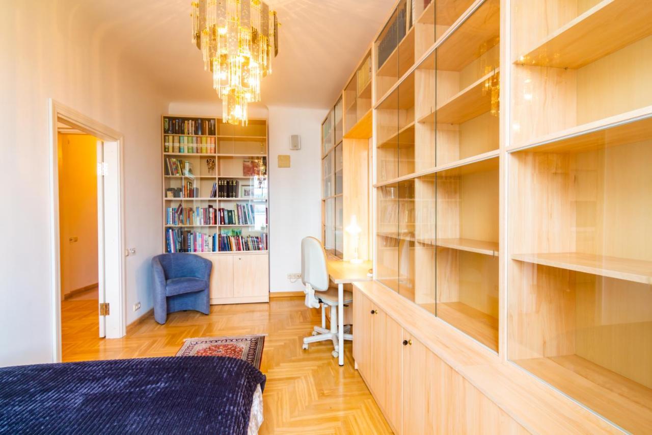 Classic Style Apartment In The Center Of 里加 外观 照片
