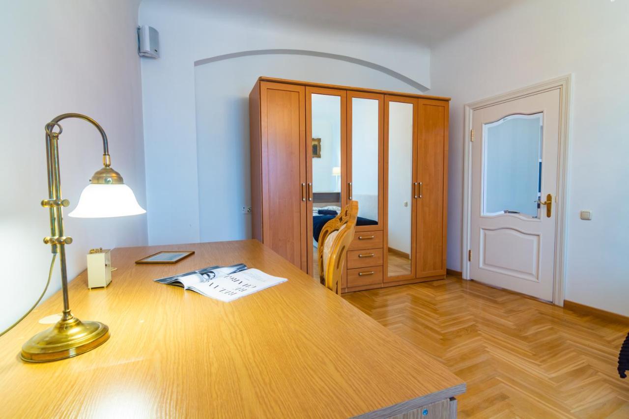 Classic Style Apartment In The Center Of 里加 外观 照片