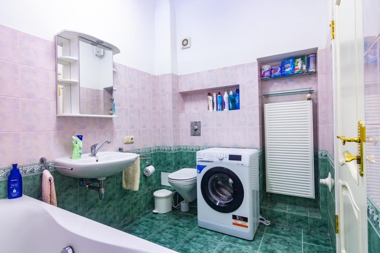 Classic Style Apartment In The Center Of 里加 外观 照片